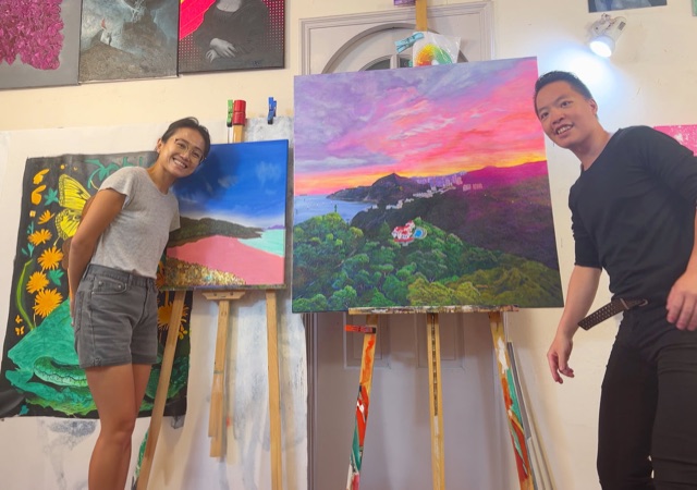 Jasmine 和作品在畫室和羅老師合照Landscape study in progress