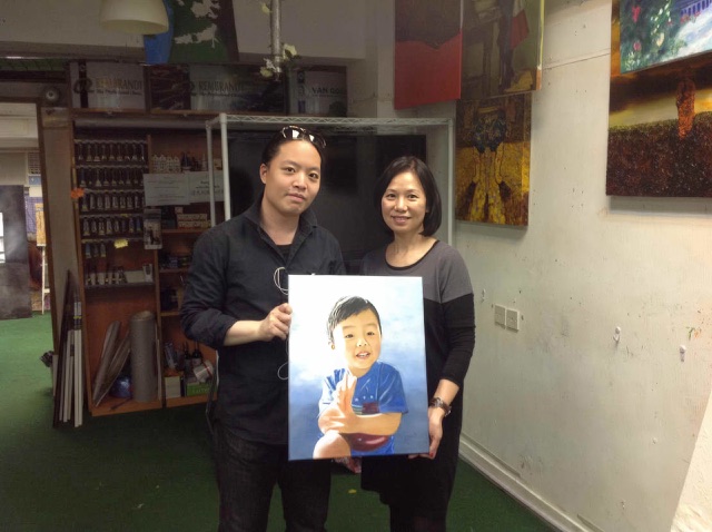 Grace 的原創人象油畫寫實作品 和羅卓睿老師合照