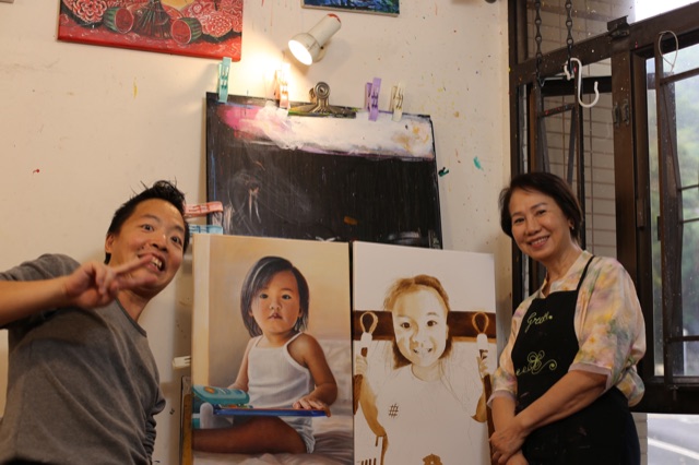 Grace 的原創人象油畫寫實作品 和羅卓睿老師合照